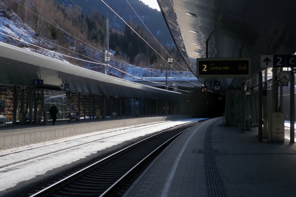 Blick vom Bahnsteig Gleis 2 des neuen Bahnhofs von St.Anton auf die Strecke von/nach Bregenz (4.3.11). Der Bahnsteig reicht hier bis in den Tunnel.