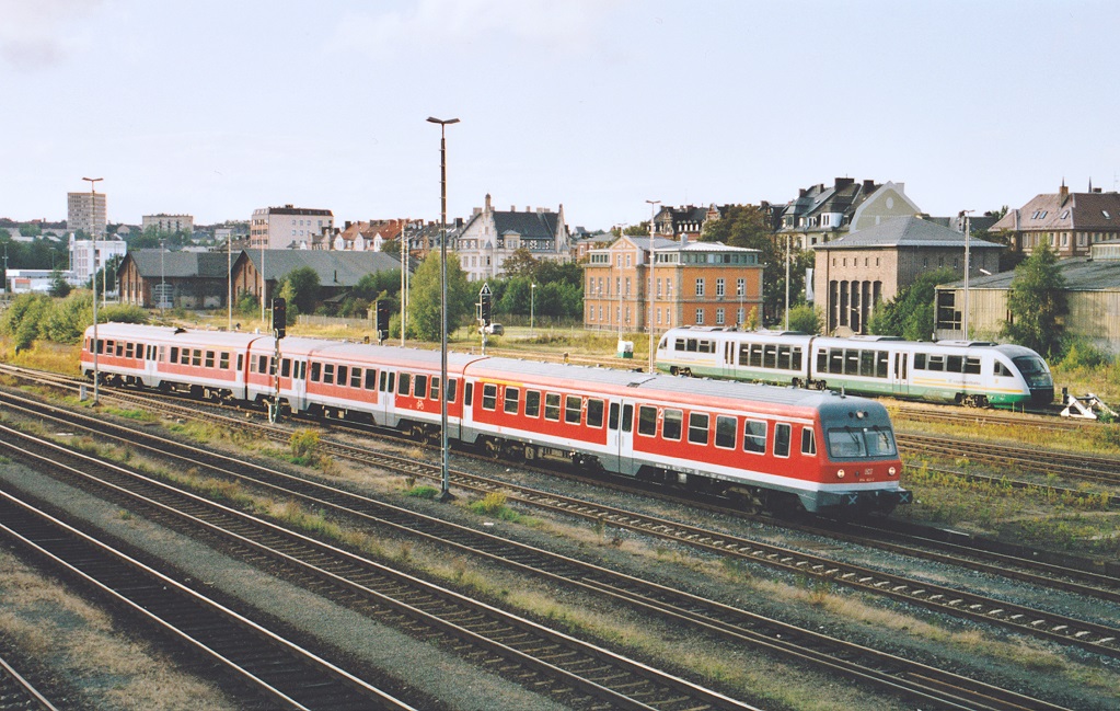 Blick von der Fugngerbrcke ber den nrdlichen Weichenbereich des Hofer Hauptbahnhofs im Abendlicht des 30.8.04. Im Vordergrund VT 614 622.