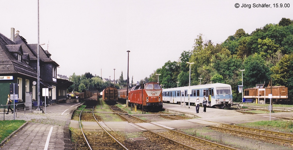 Blick nach Norden auf die Bahnsteige des Lobensteiner Bahnhofs am 15.9.00: Links 219 136, in der Mitte 928 603 und rechts die Rangierlok 204 612.