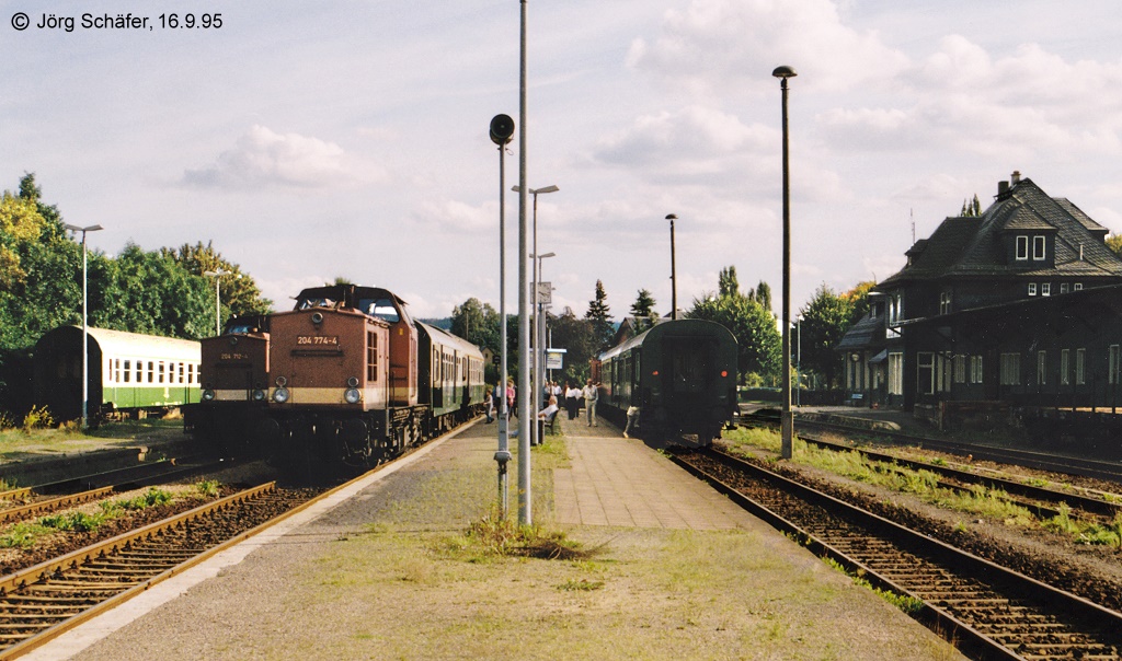 Blick nach Sden auf eine Zugkreuzung in Lobenstein am 16.9.95: 204 774 zieht eine Regionalbahn nach Saalfeld, und links von ihr steht 204 712.