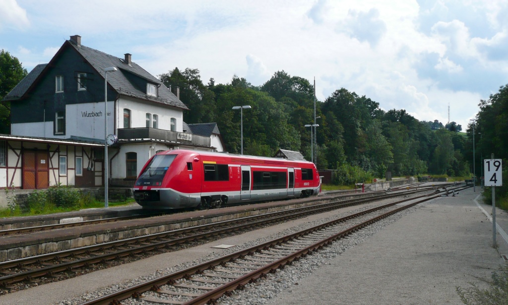 Blick nach Sdosten auf 641 038 18.8.11. Die Gleise fhren am rechten Bildrand zum Prellbock, und daher liegt das hbsche Stdtchen Wurzbach. Leider wurde bei der Modernisierung der Bahnsteig nicht nher dorthin gelegt. 


