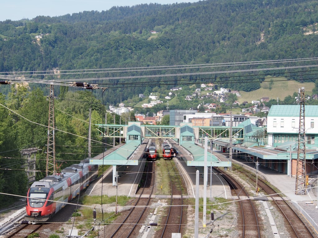 Blick von der Straenbrcke nach Osten auf Bregenz Hbf am 8.6.13: S-Bahn nach Bludenz fhrt aus. 