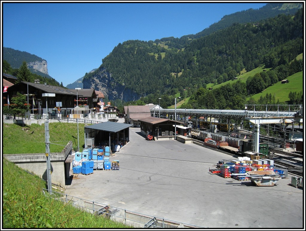 Blick ber das Bahnhofs-Areal von Lauterbrunnen. Links sieht man einen Teil der Gterabfertigung. Die Aufnahme stammt vom 20.07.2010.