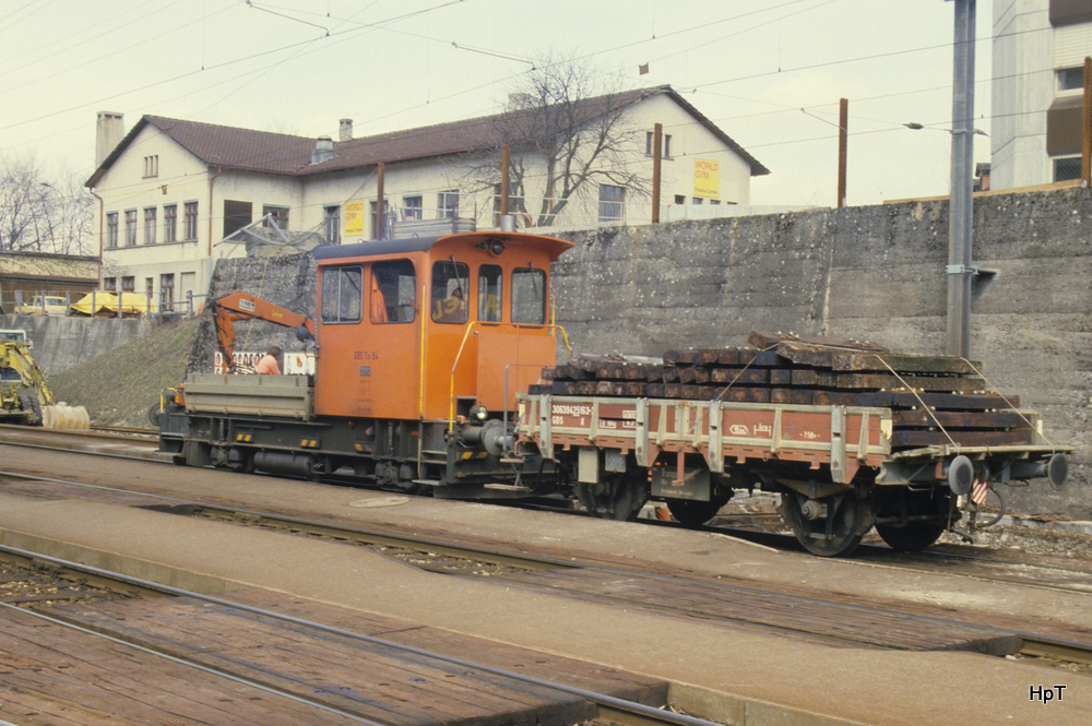bls / GBS - Tm 2/2 84 mit GBS Baudienstwagen im Bahnhof Bern Fischermtteli im Mai 1985