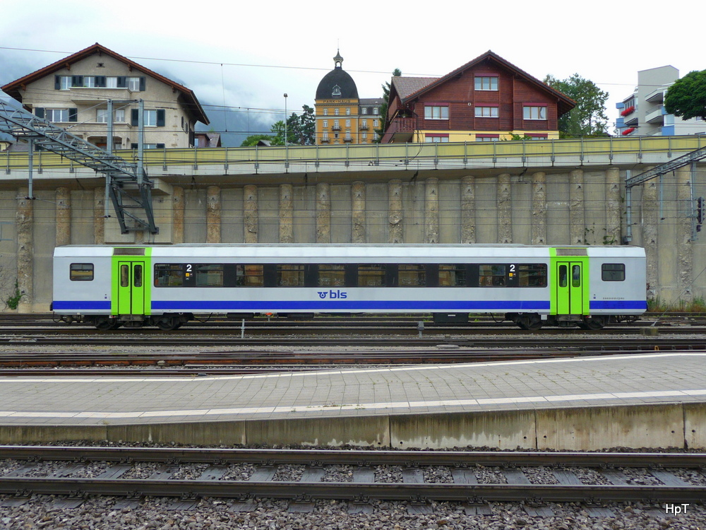 bls - 2 Kl. Personenwagen B 50 85 20-35 523-3 im Bahnhofsareal von Spiez am 21.07.2012