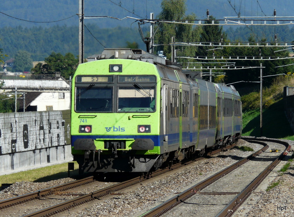 bls - Ausfahrender Regio in Studen mit dem Triebwagen RBDe 4/4 565 741-6 am Schluss des Pendelzuges am 18.08.2012