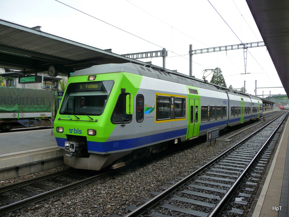 bls - NINA Triebzug RABe 525 008-0 im Bahnhof Spiez am 21.07.2012