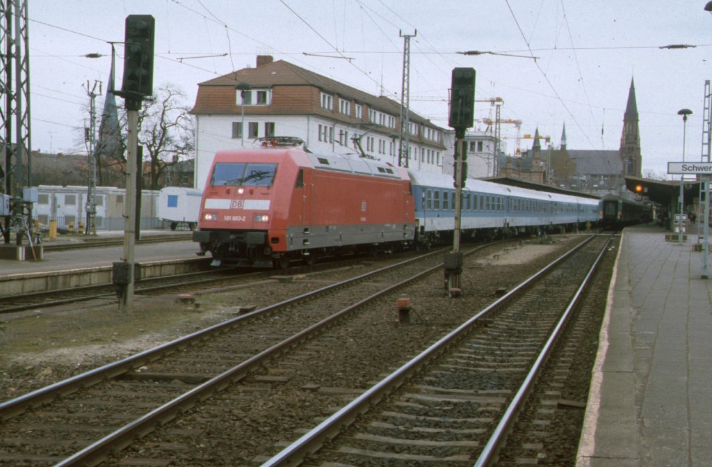 Br 101-003-2 mit einem Interregio im Bahnhof von Schwerin HBF in Richtung Stralsund im Jahre 1997