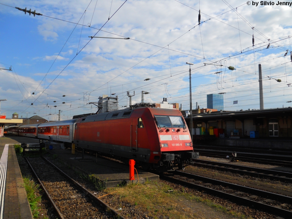 BR 101 090-9 verlsst am 30.7.2010 Basel Bad. Bf mit dem CNL 472 nach Kopenhagen. Dieser Zug fhrt auch noch direkte Wagen nach Minsk - Moskau.