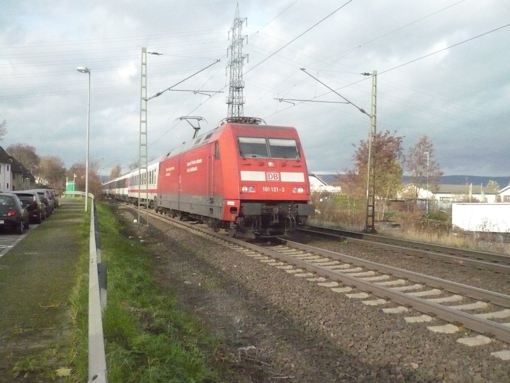 BR 101 121-2 mit ihrem Eurocity auf ihrem Weg nach Basel passiert den Ort Weienthurm
