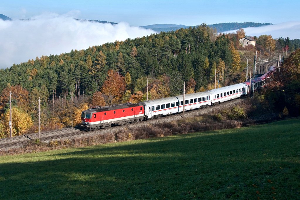 BR 1044 fhrt mit dem EC 158  Croatia  nach Wien Meidling. Die Aufnahme enstand am 01.11.2011 zwischen Eichberg und Kb, als sich vom Tal herauf die Nebelschwaden ausbreiteten.