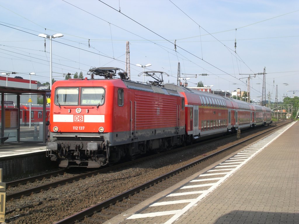 BR 112 als RE7 nach Rheine im Bahnhof Wuppertal-Oberbarmen.(4.7.2012) 