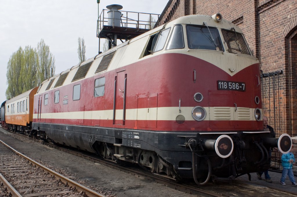 BR 118 586-7 Dampflokfest Staßfurt am 17.04.2011 - Bahnbilder.de