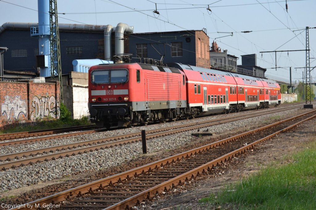BR 143 327-5 erreicht mit ihrem RE 17692 am 21.04.2011 in Krze den Bahnhof Dessau Hbf.