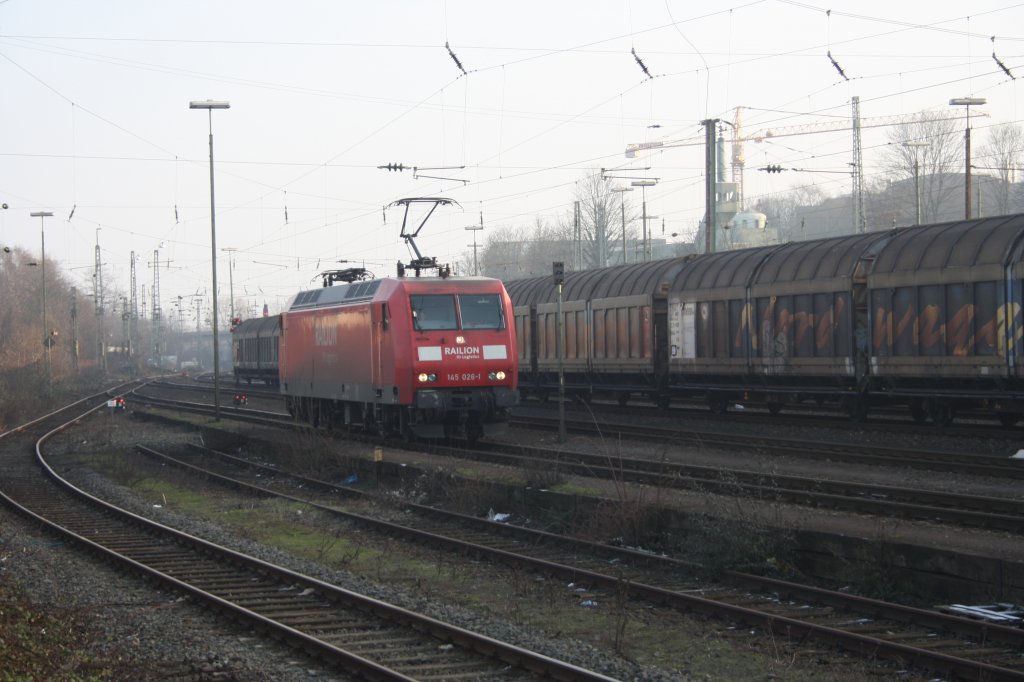 BR 145 026-1 von Railion rangiert in Aachen-West bei Sonne.
30.1.2011