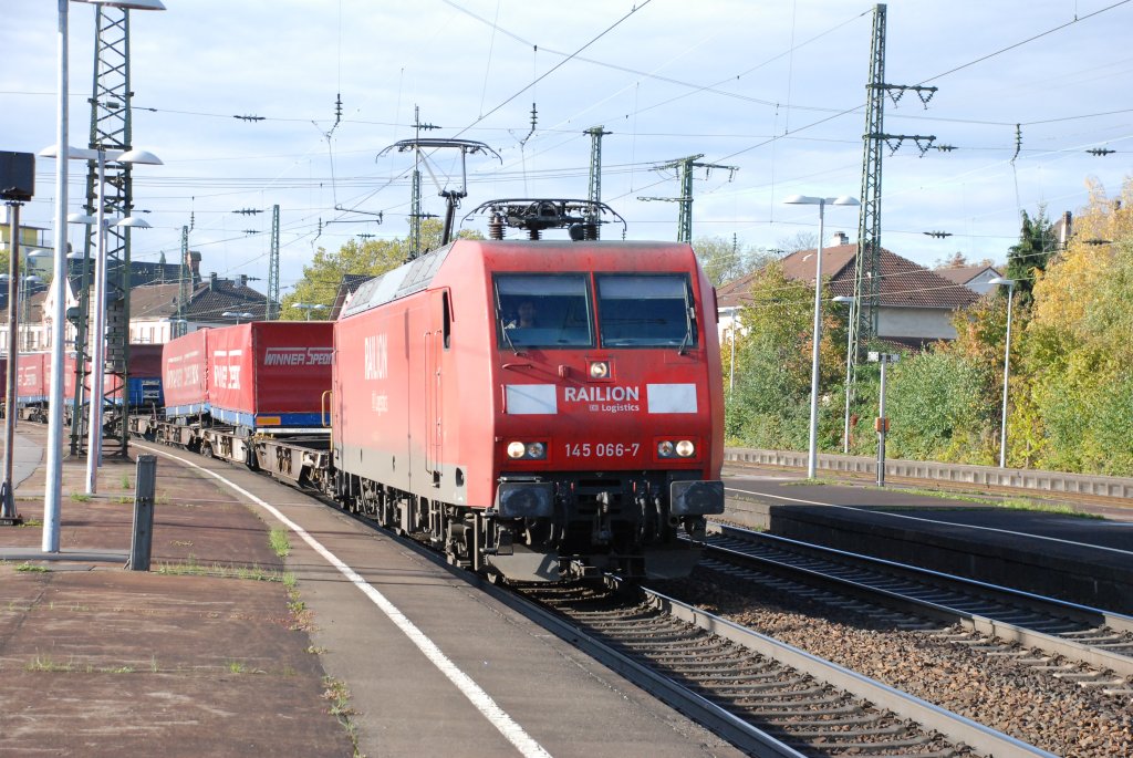 BR 145 066-7 mit Gterzug in Rastatt am 28.10.2010