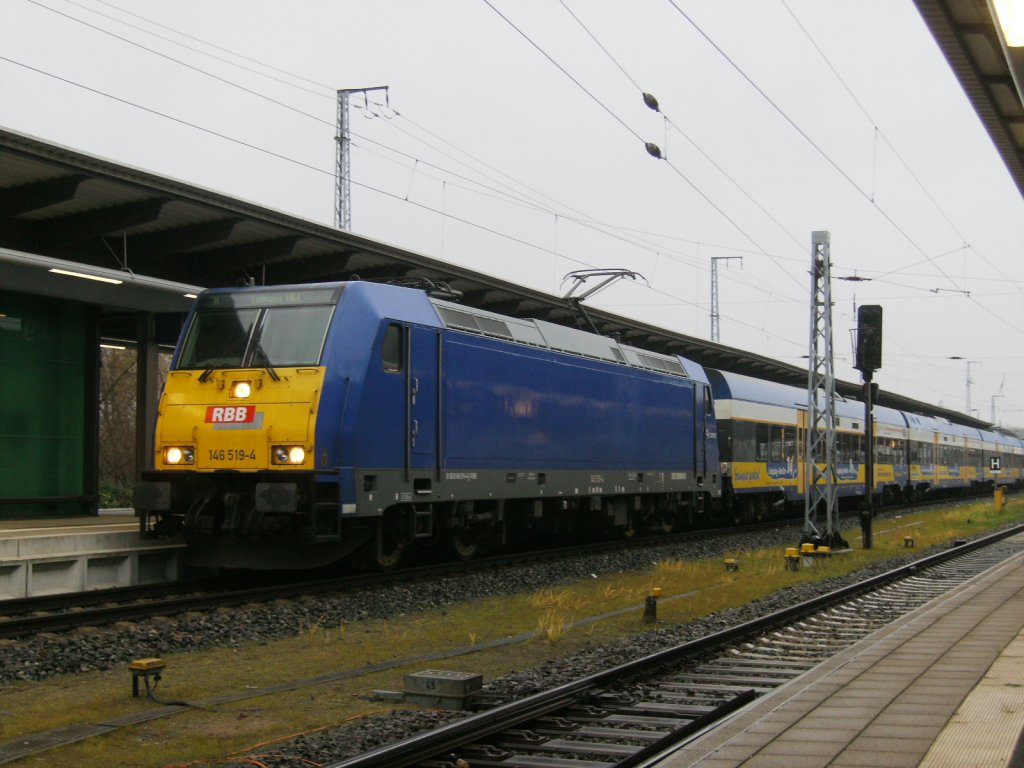 BR 146 519-4 mit Interconnex steht am 30.11.2011 in Rostock Hbf zur abfahrt bereit.