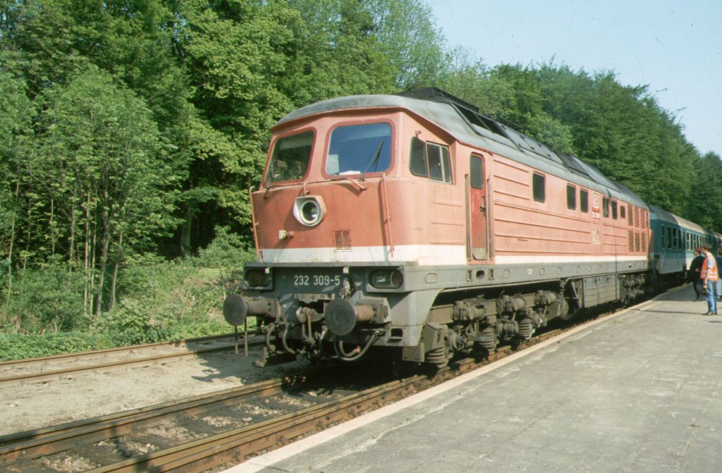 BR 232-309-5 beim verlassen des Bahnhof Gadebusch in Richtung Rehna 1992 an der Strecke Schwerin-Rehna