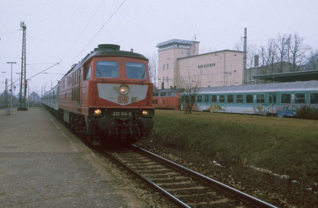 BR 232-314-5 fhrt im Jahre 1997 mit einem RE von Lbeck in den Bahnhof von Bad Kleinen ein