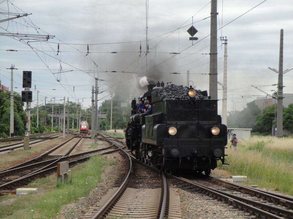 BR 310.23 bernimmt gleich ihren SZ nach Spitz a.d. Donau, 18.Juni.2011