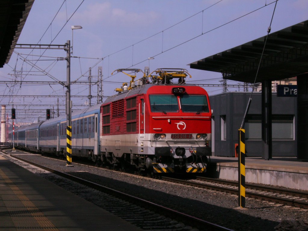 BR 350 018-8 der CD kommt am 23.05.2010 mit EC 170 in den Prager Hauptbahnhof rein.