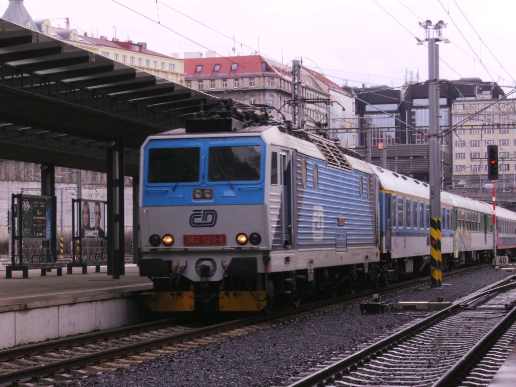 BR 362 120-8 mit EC nach Zelina am 29.03.2010 in Praha hl.n.