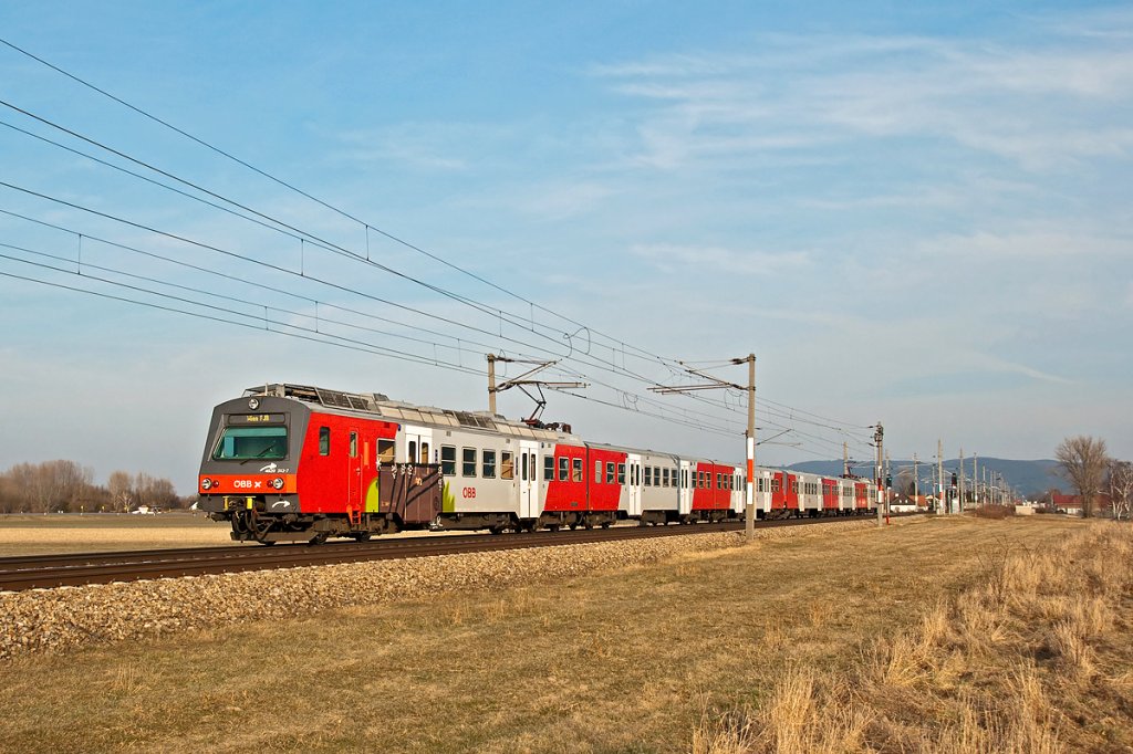 BR 4020 unterwegs als S-Bahn 21049 von Tulln nach Wien Franz Josefs Bahnhof. Langenlebarn, am 09.03.2010.