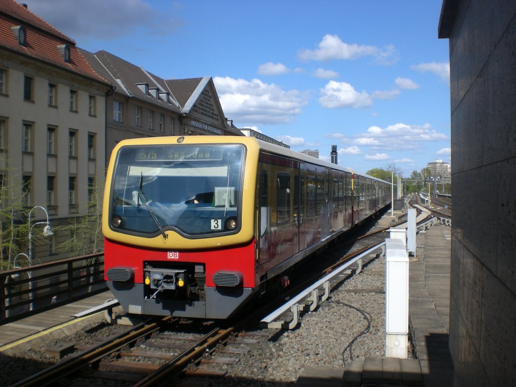 BR 481 als S75 nach S+U Bahnhof Berlin-Spandau am S+U Bahnhof Berlin Zooligischer Garten.(15.4.2011)