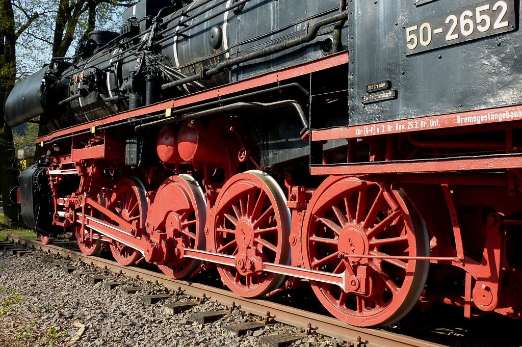 BR 50-2652 der DR, der Antrieb mit 5-fach Kupplung, Museumslok in Kaiserslautern, April 2011