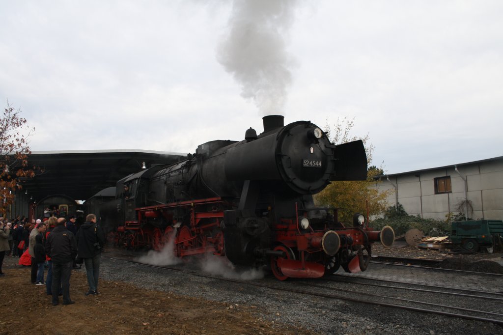 BR 524544 steht am 31.10.2010 in Kassel-Wilhelmshhe Sd vor dem Hessencourrier nach Naumburg.