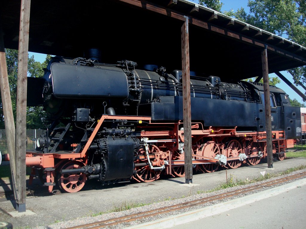 BR 85,
von 1932-33 wurden 10 Stck fr die Steilstrecke Hllental/Schwarzwald von Henschel in Kassel gebaut, es war die lngste, schwerste und strkste Einrahmen-Tenderlok der Deutschen Reichsbahn, Ausmusterung 1961, 133t Dienstgewicht, 1500PSi, 3-Zylinder, 80Km/h, alle Maschinen waren in Freiburg beheimatet, einzig erhaltenes nicht betriebsfhiges Exemplar,