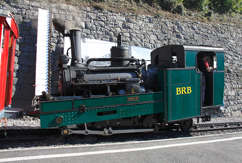 BRB-Dampflok H 2/3 Nr. 2 (SLM-Fabrik-Nr. 689) mit Baujahr 1891 fhrt mit dem Wagen B27  Salon Rouge  in den Bahnhof Brienz ein. Die Lok hat bereits 300 kg Kohle geladen und wird fr die Fahrt 2000 Liter Wasser bentigen. Umbau 1935/36 von Nassdampf auf Heissdampf. Sie leistet 170 kW / 230 PS, wiegt 17 t und entwickelt eine Zugkraft von 40 kN. Vmax: 9.0 km/h bei 250 ‰ und unter Volllast. Traktionsleistung ausschliesslich ber die Zahnstange, kein Adhsionsantrieb. Brienz, 09. August 2010, 10:18