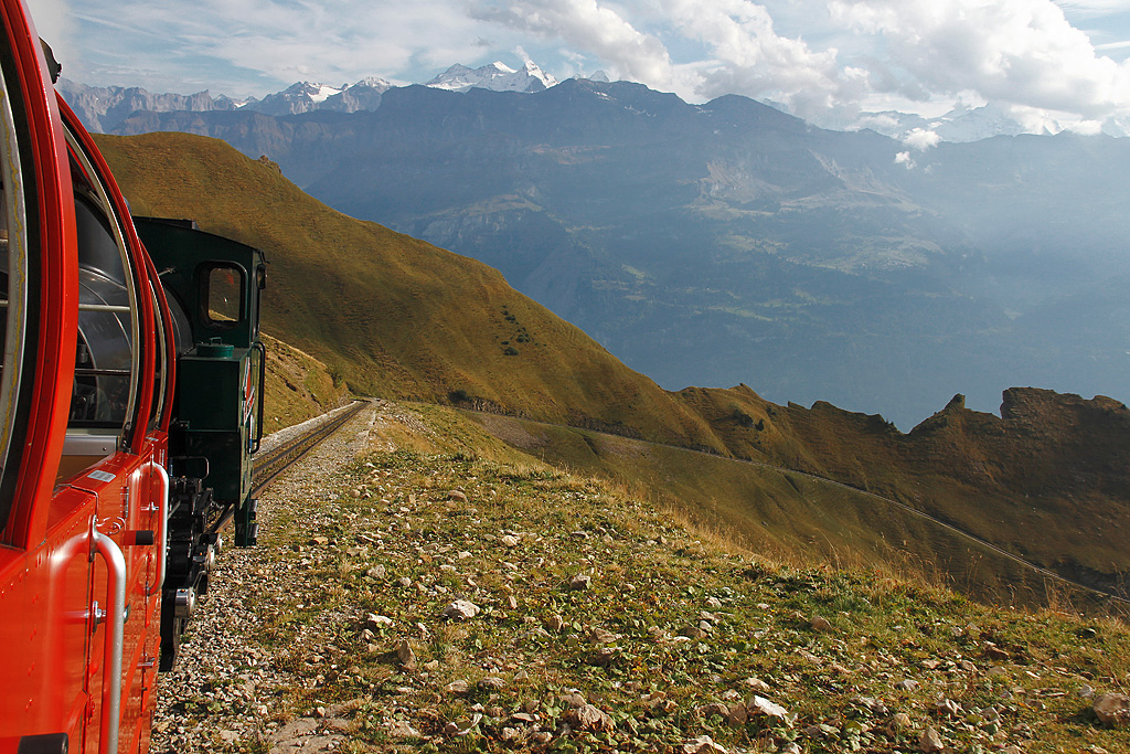 BRB H 2/3 Nr. 14 bringt uns wieder zurck nach Brienz. Kurz nach der Schonegggalerie mit Blick Richtung Sdwesten, 23. Sept. 2010, 16:41