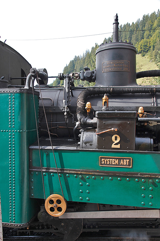 BRB H 2/3 Nr. 2, Mittelpartie. Langes Band links = Geschwindigkeitsmesser. Dampfdom rechts oben mit SLM-Fabriknummer 689 und Baujahr 1891. Aufnahme beim Wassertanken in Planalp, 12. Sept. 2010, 11:52