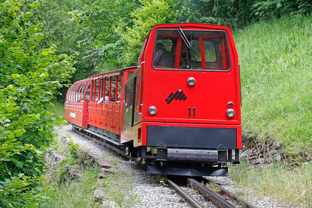 BRB-Lok 11 schiebt Zusatzzug bergwrts in Richtung Geldried. Die Maschine fhrt Vizedirektor Daniel Schlosser persnlich und souvern. Fr uns gibt es eine Pause beim jten, 13. Juli 2012, 10:57