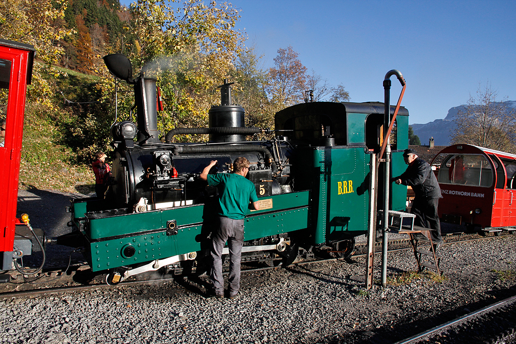 BRB-Lok5 bekam soeben Frischwasser und wird die Talfahrt nach Brienz gleich fortsetzen. Station Planalp, 20. Okt. 2012, 17:06