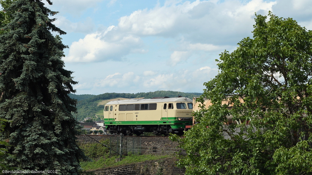 Brohltalbahn-Diesellok D5 ( 1000mm ) mit ihrem Phonolith-Gterzug auf dem Bahndamm bei Brohl-Ltzing. Hier verluft die BEG-Bahntrasse direkt parallel zur linken DB-Rheinstrecke. 18. Juli 2012.