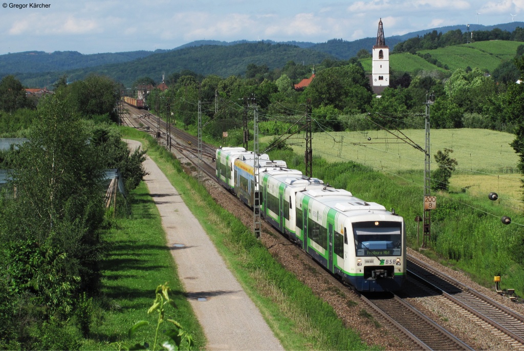 BSB 88439 (Elzach - Freiburg Hbf) am 22.06.2012 bei Denzlingen. Der Zug bestand aus vier Regioshuttles und zwar aus den Triebfahrzeugen 650 039-0, 650 048-1, 650 036-5 und 650 045-5. Aufgenommen am 22.06.2012.