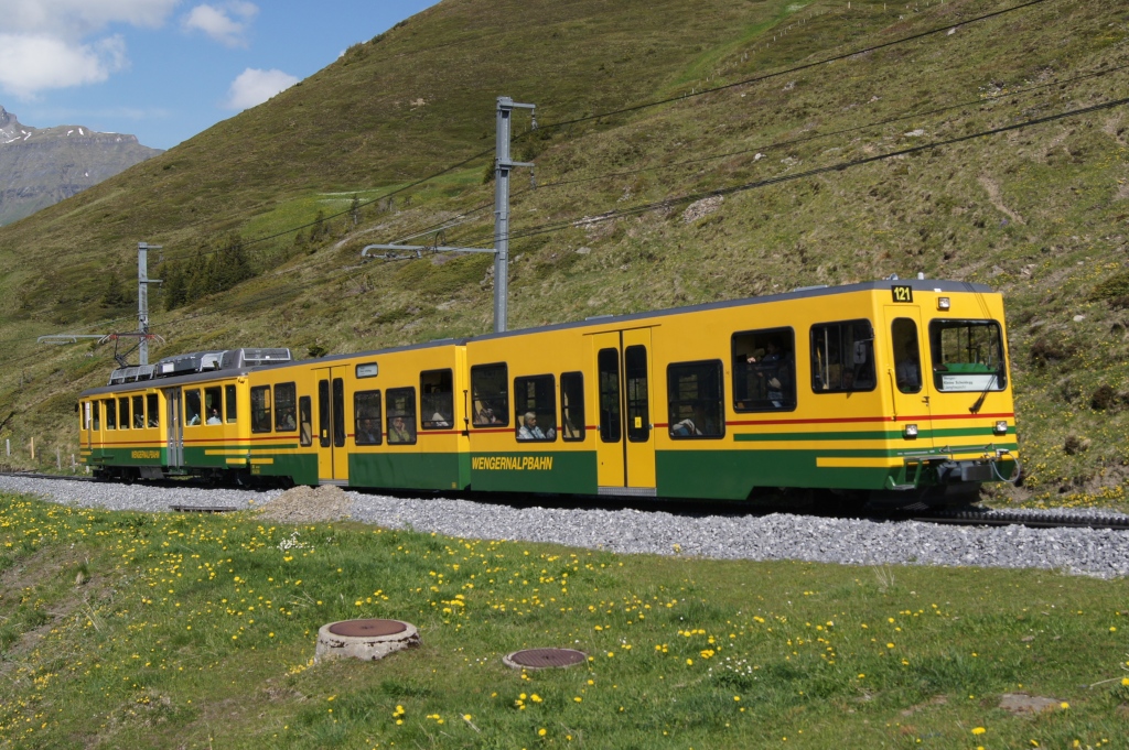 Bt 242 befindet sich am 21.5.11 gemeinsam mit dem BDeh 4/4 121 zwischen Wengernalp und der Kleinen Scheidegg.