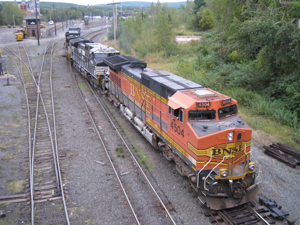 Burlington Northern Santa Fe 4504 (C449W) Norfolk Southern 8943(C40