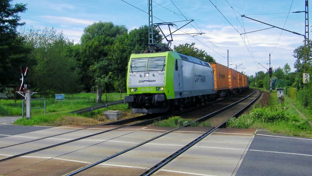 Captrain 185 542-8 mit einem Containerzug am 28.8.12 bei der Durchfahrt in Dresden-Stetzsch