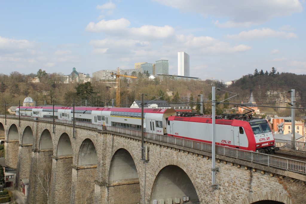 CFL 4005 eilt am 12. Mrz 2011 mit der Regionalbahn 3238 aus Wiltz nach Luxemburg. Im Hintergrund, das Europaviertel Kirchberg.