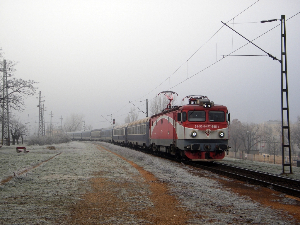 CFR Calatori 0477 895-3 mit dem EC Transsylvania (Budapest-Brasov) beim Kőbnya felső, am 21. 12. 2012.  