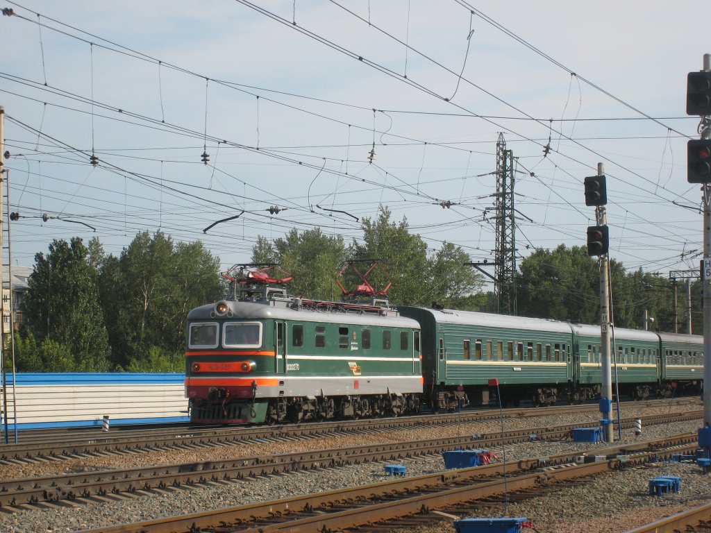 CHS2-027 beim Eisenbahnmuseum Nowosibirsk mit einem Fernverkehrszug (nicht Transsib) am 30.07.2008