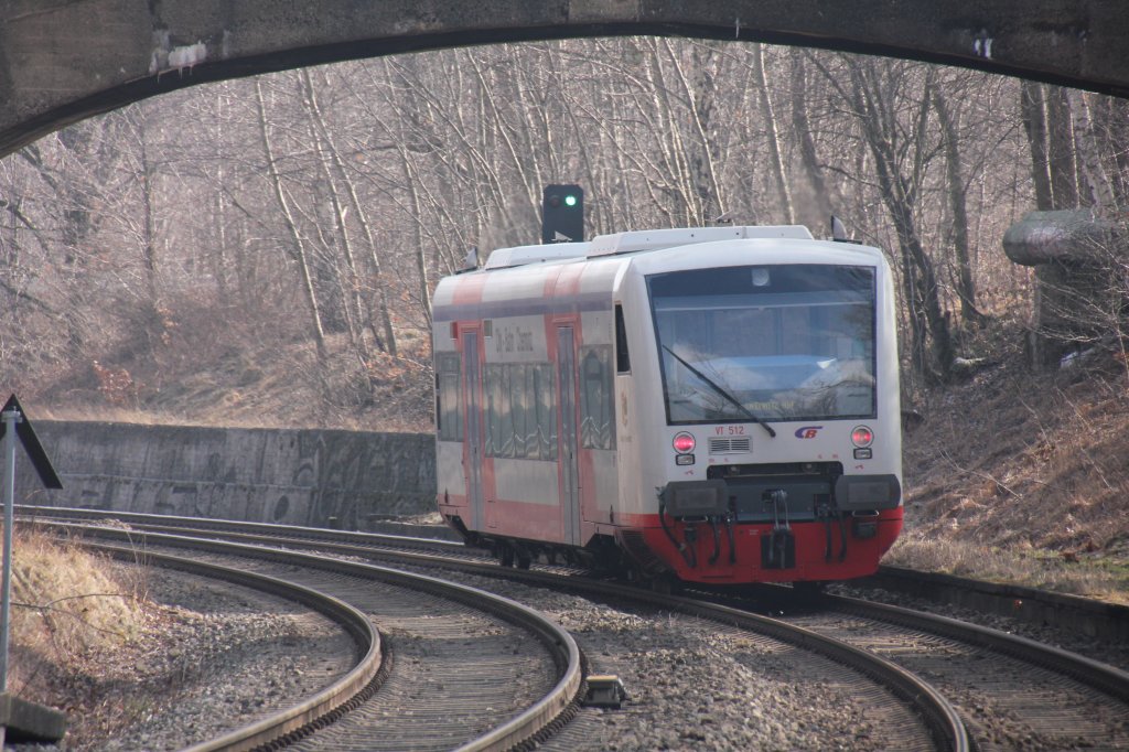 City-Bahn Chemnitz VT512 verlsst am 06.03.2012 den Hp. Chemnitz-Borna nach Burgstdt.
