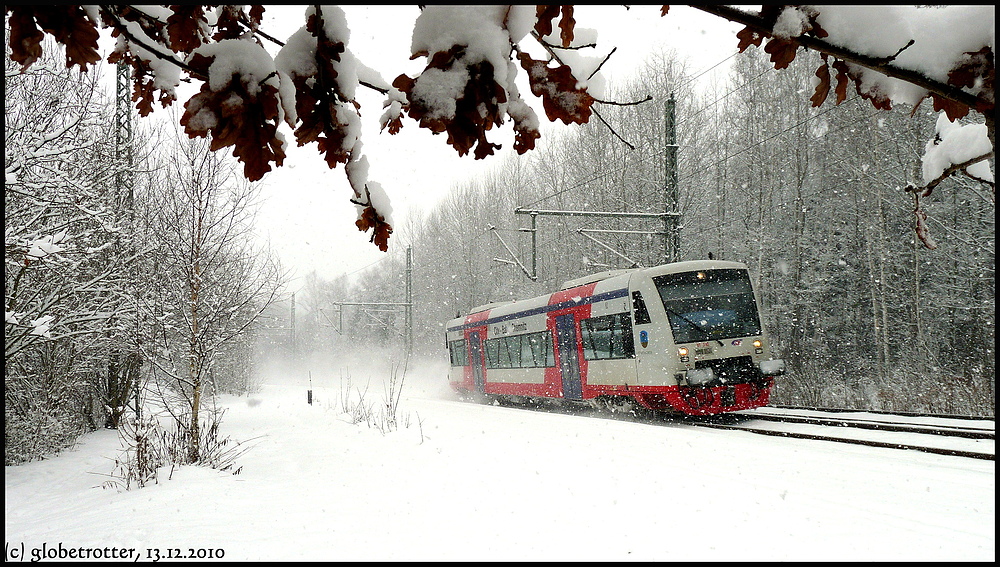 Citybahn Chemnitz wird in wenigen Minuten die Sachsen-Franken-Magistrale verlassen und in Niederwiesa in nrdliche Richtung durchs Zschopautal abzweigen um Frankenberg und Hainichen zu bedienen, hier im Flockenwirbel des 13.12.2010.