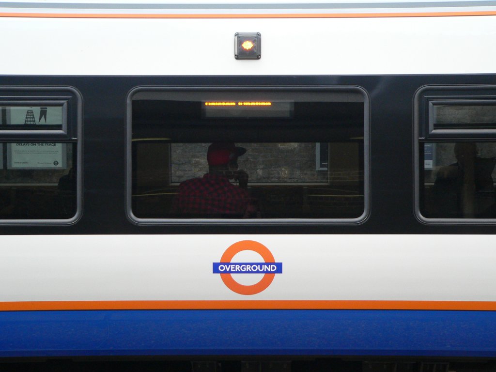 Class 378 in London Overground-Farbgebung. Nach so kurzer Zeit ist so ein Zug vielleicht noch nicht Kult - ich denke aber, der Overground hat das Zeug dazu. Honor Oak Park, London, 10.4.2012