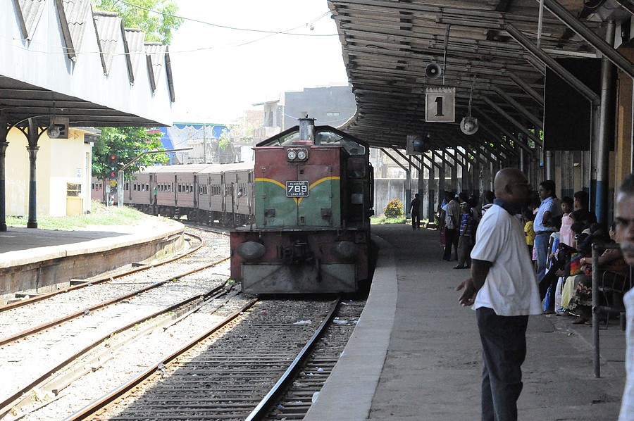 Class M6 789 mit Nahverkehrszug im Bahnhof Kalutara auf Sri Lanka.