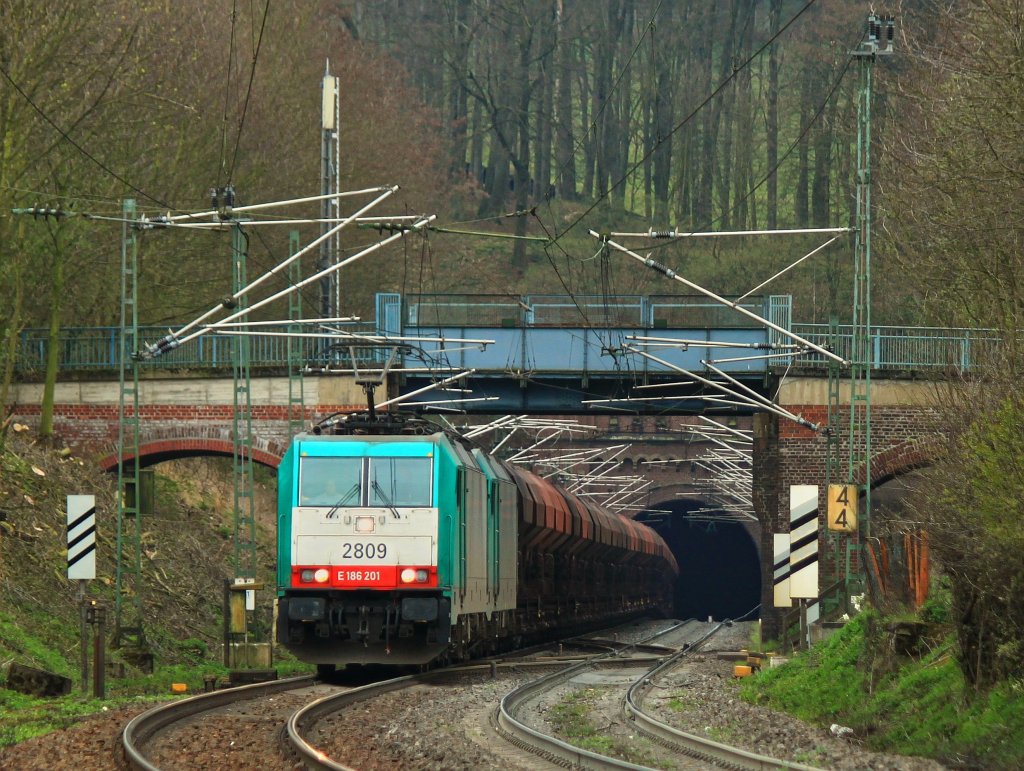 Cobra 186 201 (2809) und 186 214 (2822) rollen am 30.03.2012 mit einem langen Kohlenzug aus dem Gemmenicher-Tunnel die Rampe der Montzenroute von Belgien nach Aachen West runter.