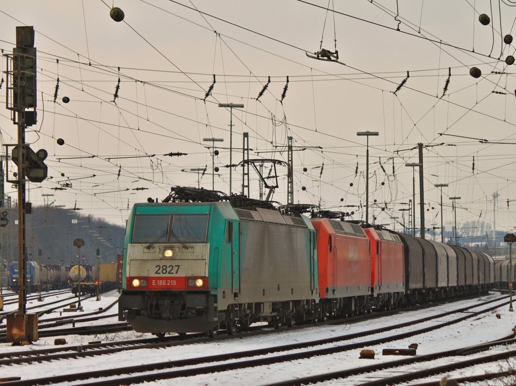 Cobra 186 219 (2827) fhrt am 07.02.2012 mit zwei 185er und einem Stahlzug aus Belgien am Haken aus Aachen West nach Gremberg.